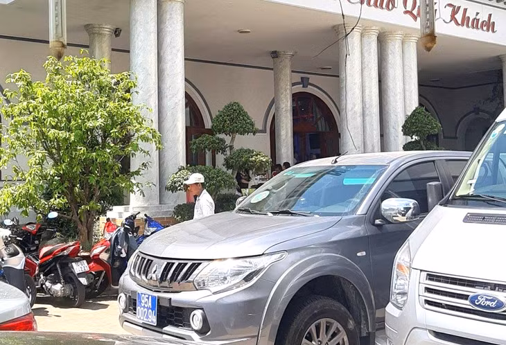 Chiếc xe công được cho là xe của cơ quan Thi hành án Hậu Giang dự tiệc thôi nôi tại Cần Thơ, ngày 16/2.