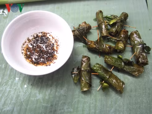 Chả lá bưởi là món ăn không thể thiếu trong mâm cỗ lá để dâng cúng tổ tiên của người Mường vào dịp Tết.