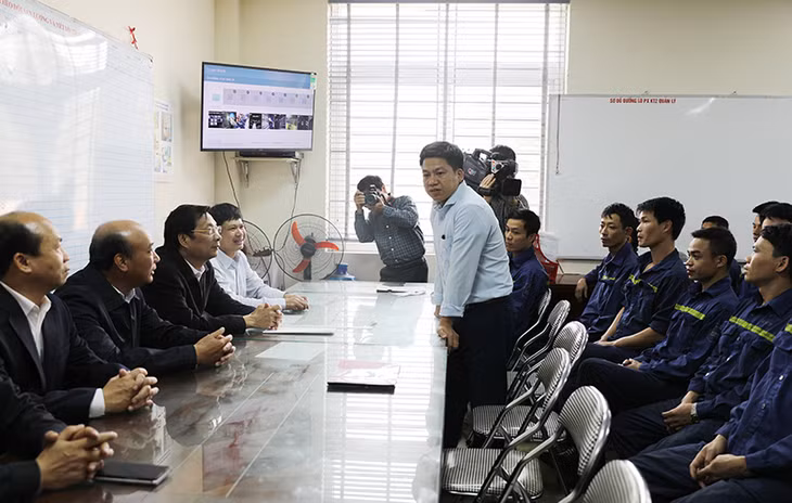 CBCN-LĐ Công trường 2 báo cáo tình hình sản xuất những ngày đầu xuân với đồng chí Bí thư Tỉnh ủy.