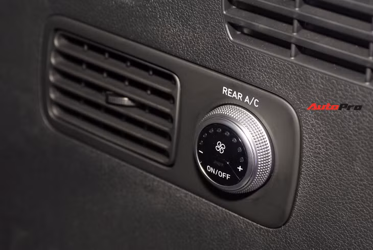 Cửa gió hàng ghế thứ 3 trên bản Hyundai Santa Fe Cao cấp (Premium).