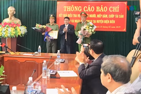 Khen thưởng các tập thể, cá nhân tham gia phá chuyên án 219D (Ảnh: Vũ Lợi)