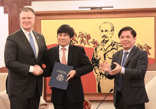Đại sứ Mỹ trao chứng chỉ công nhận năng lực giám sát an toàn cho lãnh đạo Cục hàng không Việt Nam (giữa) dưới sự chứng kiến của Bộ trưởng Giao thông Vận tải Nguyễn Văn Thể. Ảnh: Đoàn Loan.