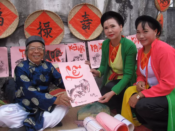 Họa sĩ Nghiêm Vinh cho chữ 