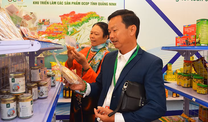 Nhiều sản phẩm OCOP được du khách tham khảo