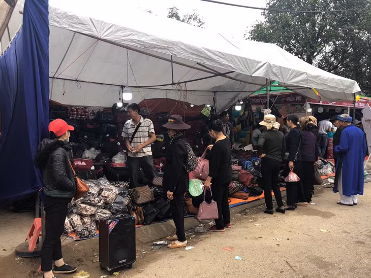 Hàng quán cũng đua nhau mở hết công suất để quảng cáo sản phẩm.