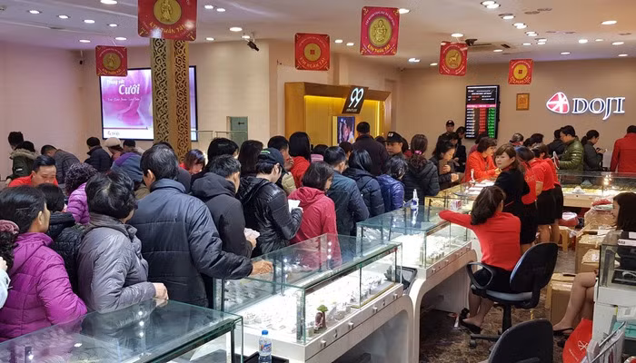 Người dân xếp hàng mua vàng nhân ngày "vía" thần Tài năm 2018. Ảnh minh họa: Doji.