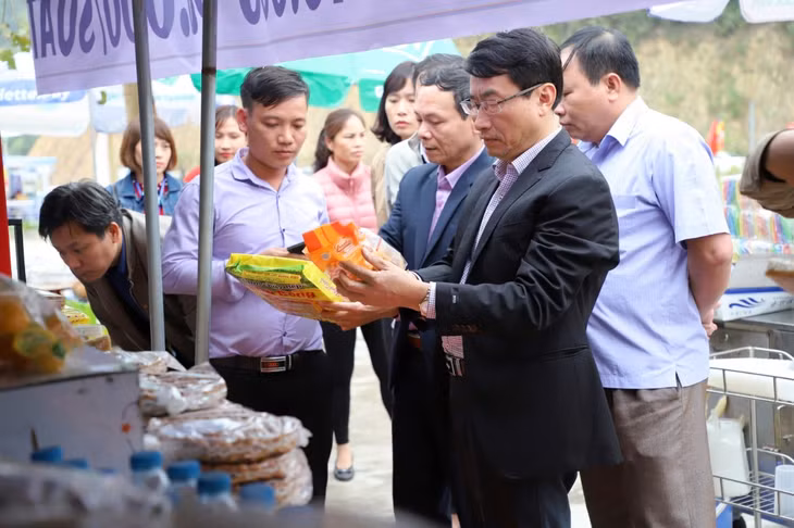 Đoàn kiểm tra của Sở Y tế kiểm tra công tác đảm bảo ATTP tại lễ hội Ngọa Vân (TX Đông Triều).