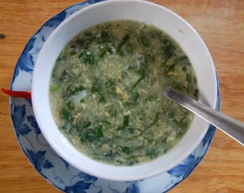 Tăng cường ăn hành sống, tái, xào... vào các món ăn hàng ngày trị cảm cúm, ho sốt, đau họng, nhức đầu, chóng mặt