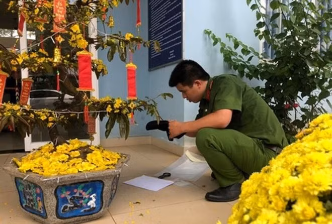 Công an làm việc tại hiện trường vụ việc. Ảnh: Tiền Phong