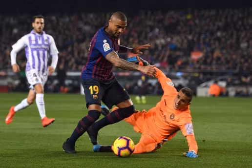  Boateng tiếp tục được trao cơ hội đá chính trong vai trò trung phong.