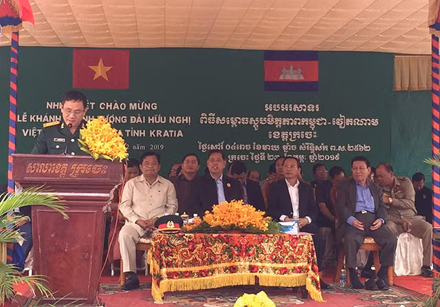 Tùy viên Quốc phòng Việt Nam tại Campuchia, Đại tá Nguyễn Thành Chính phát biểu.
