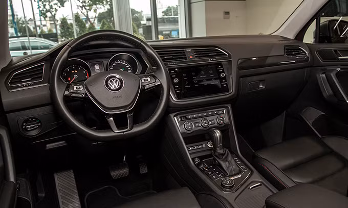 Nội thất của Tiguan Allspace bọc da, tùy chọn hai màu đen và kem.
