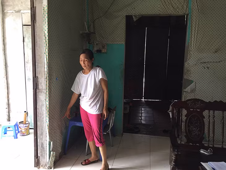 Nhà ở của bà Làn đã xuống cấp nghiêm trọng, gây nhiều khó khăn bất tiện trong sinh hoạt hàng ngày.