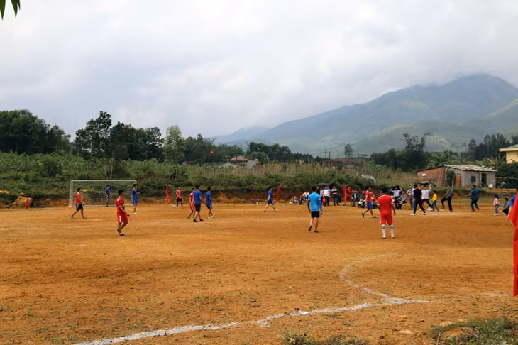 Cán bộ, chiến sỹ Đồn Biên phòng Pò Hèn giao lưu bóng đá với nhân dân xã Hải Sơn trong ngày mùng 2 Tết.