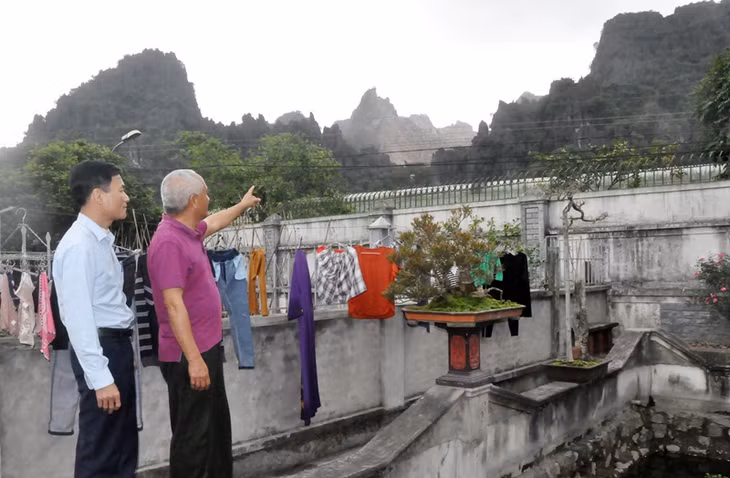 Nhà ông Phạm Văn Quảng, khu 3A phường Quang Hanh, TP Cẩm Phả bị ảnh hưởng bởi việc nổ mìn khai thác gây bụi 