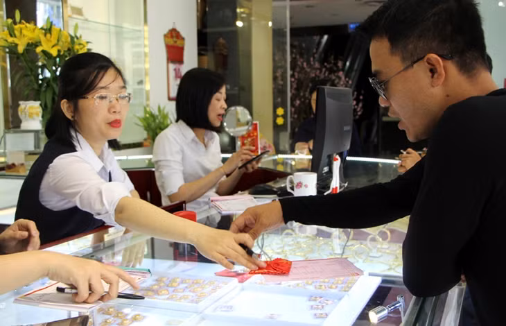 Theo đại diện Công ty vàng bạc đá quý Hạ Long (HJC), ngay từ 6 giờ 30 phút sáng, cửa hàng đã mở cửa đón những vị khách đầu tiên.