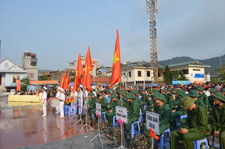 Các tân binh trong ngày tòng quân.