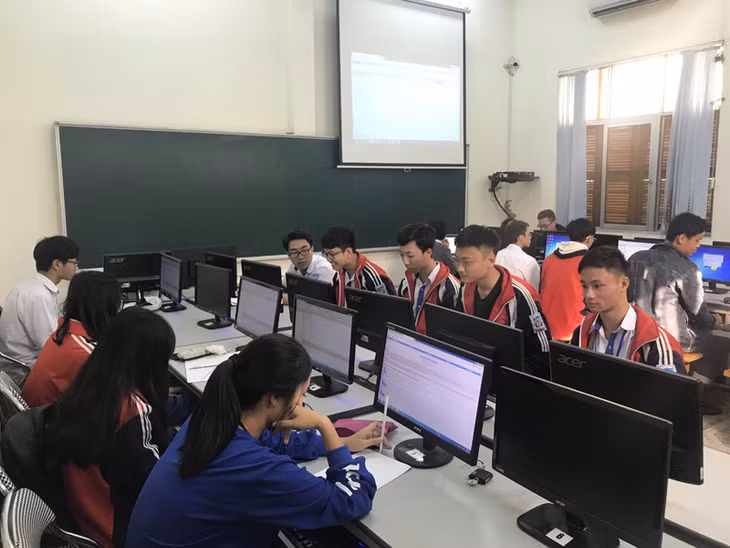 Giờ học ngoại khóa ATGT của học sinh trường THPT Hòn Gai 
