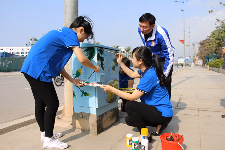 ĐVTN vẽ, trang trí các tủ điện dọc tuyến đường chính của phường Bãi Cháy.