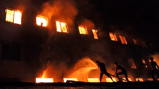 Hỏa hoạn nghiêm trọng tại Bangladesh khiến ít nhất 41 người thiệt mạng. Ảnh: theguardian.com