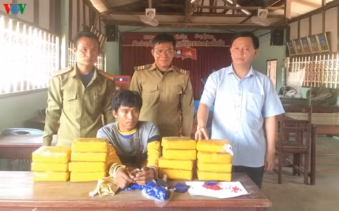 Đối tượng Ha Di Luon Kham Keson và tang vật.