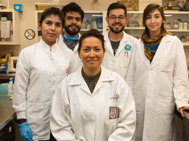 Tiến sĩ Eva Romon Gallegos cùng nhóm nghiên cứu tại Trường Khoa học sinh học quốc gia của Mexico. Ảnh: Timesnownews.