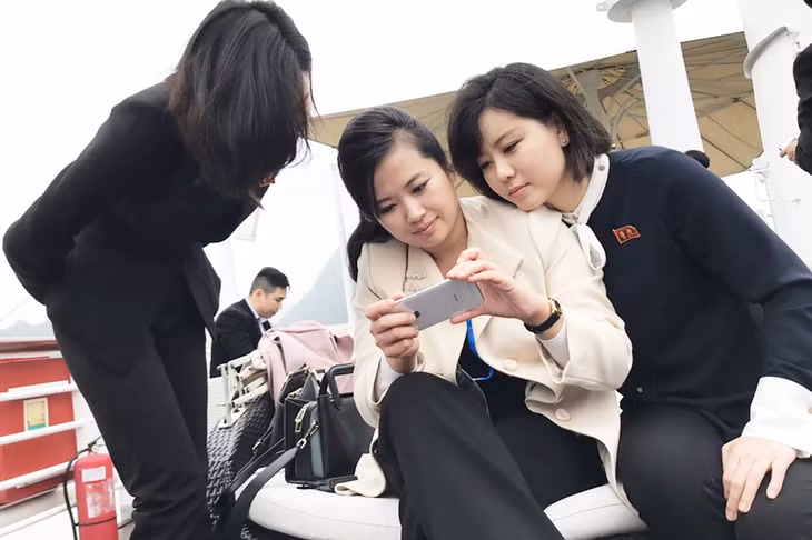 Các thành viên đoàn Triều Tiên chụp ảnh kỷ niệm trên Vịnh Hạ Long. Người áo trắng đứng giữa là ca sĩ nổi tiếng của Triều Tiên Hyon Song Wol, hiện là Ủy viên Trung ương, phó trưởng Ban Tuyên giáo Đảng Lao động Triều Tiên.