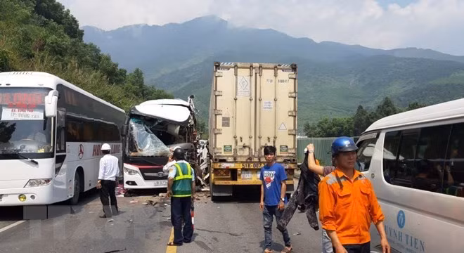 Vụ tai nạn khiến chiếc xe khách bị vỡ nát phần đầu. (Nguồn: TTXVN phát)