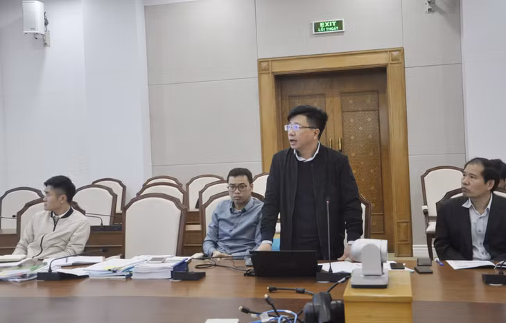 Đại diện đơn vị tư vấn trình bày Đề án “Phát triển cảng biển và dịch vụ cảng biển trên địa bàn tỉnh Quảng Ninh đến năm 2030, tầm nhìn đến năm 2045”.