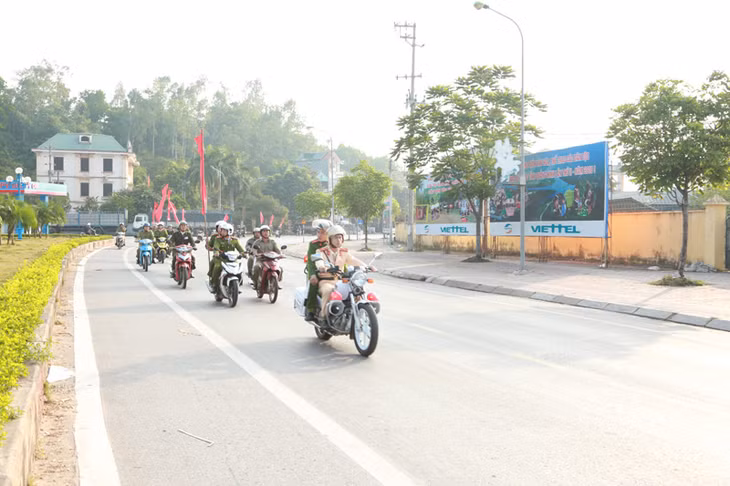 Bên cạnh việc xử lý vi phạm, Công an huyện Tiên Yên đẩy mạnh công tác tuyên truyền Luật giao thông