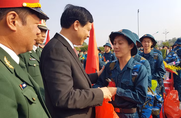 Đồng chí Chủ tịch UBND tỉnh động viên các tân binh lên đường nhập ngũ.