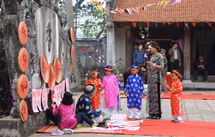 Việc cho chữ thường diễn ra ở các đình, đền, chùa, công trình văn hóa tâm linh, nơi thờ tự danh nhân, các di tích lịch sử.