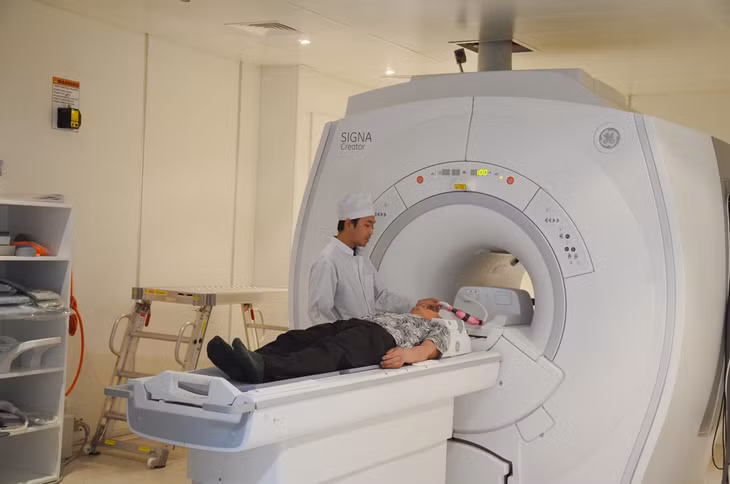 Nhân viên Trung tâm Y tế TX Đông Triều thực hiện kỹ thuật chụp cộng hưởng từ cho người bệnh.