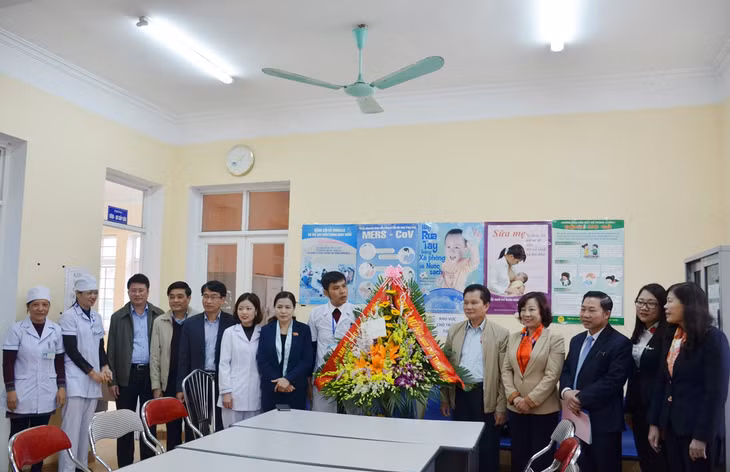 thăm và tặng quà Trạm y tế phường Hồng Hà, TP Hạ Long.