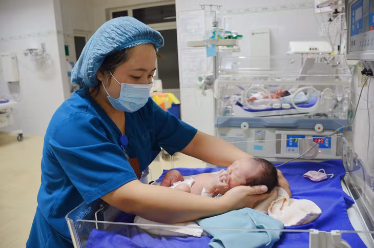 Chăm sóc trẻ sơ sinh tại Bệnh viện Sản Nhi Quảng Ninh.