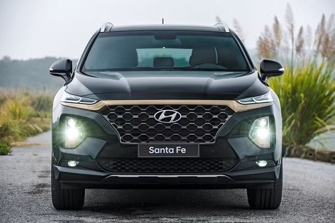 Hyundai Santa Fe đã giảm giá "lạc" xuống 50 triệu đồng. Ảnh: HTC.
