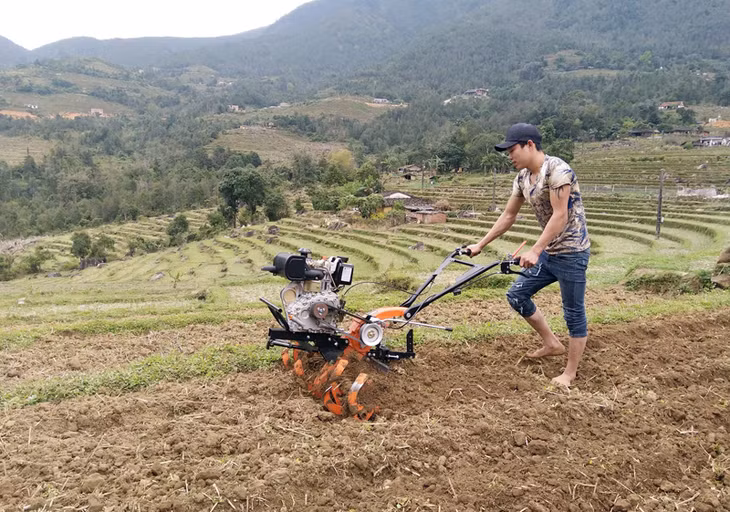 Anh Sàu, bản Sông Moóc phấn khởi cho biết: năm ngoái gia đình thu nhập khá nên quyết định đầu tư một chiếc máy cày mới để phục vụ sản xuất. Hôm nay là ngày đầu tiên anh ra đồng với chiếc máy cày mới