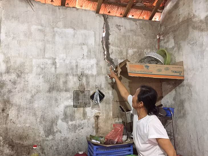 Nhà ở của bà Làn đã xuống cấp nghiêm trọng, gây bất tiện trong sinh hoạt hàng ngày.