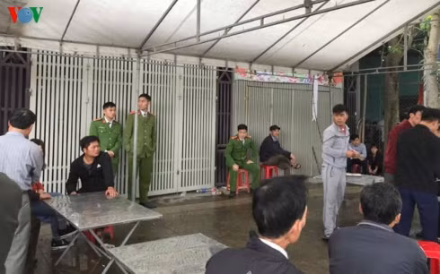 Lực lượng công an khám nghiệm hiện trường.