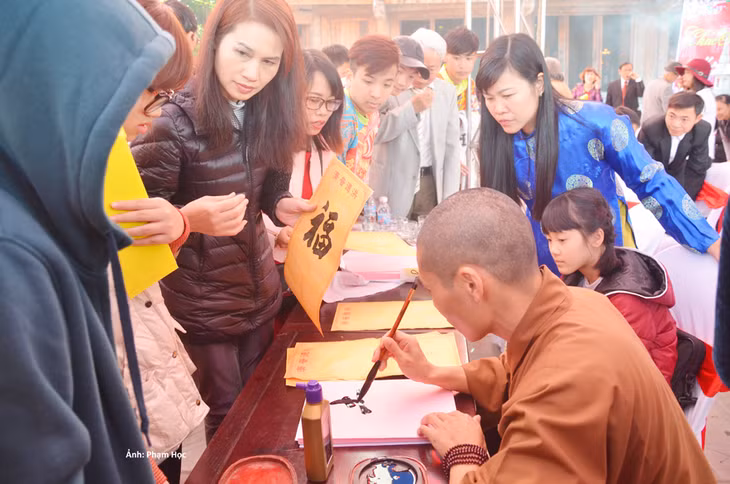 Một nhà sư cho chữ.