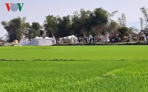Việc khám nghiệm được tiến hành rất nghiêm ngặt, chỉ có người nhà nạn nhân được tiếp cận.