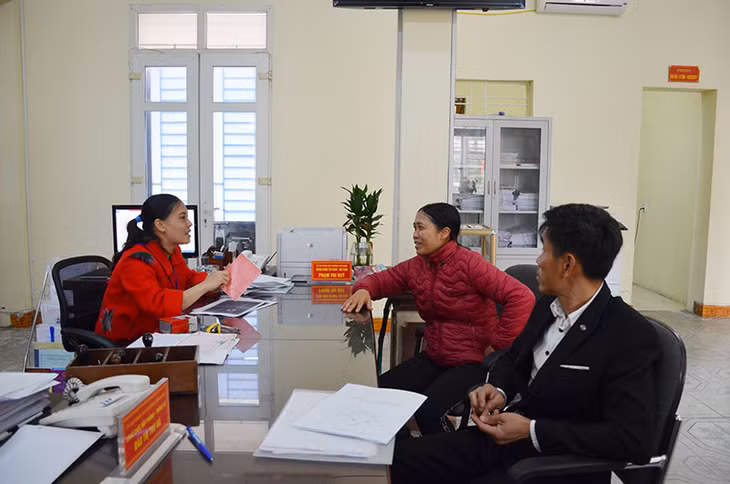 Cán bộ Bộ phận một của tiếp nhận và trả kết quả phường Yên Giang giải quyết TTHC cho người dân.