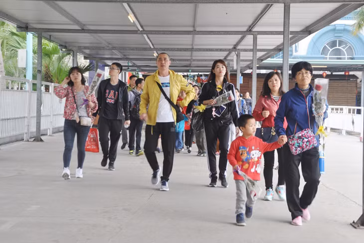 Khách du lịch tham quan Vịnh Hạ Long trong ngày mồng 1 Tết tại Cảng tàu khách quốc tế Tuần Châu