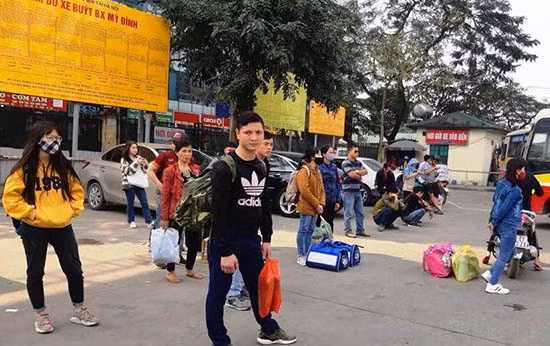 Nhiều hành khách vạ vật chờ xe buýt tại các nhà chờ trong bến xe Mỹ Đình.
