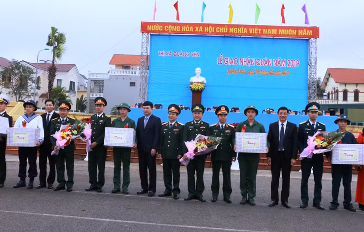 Các đồng chí lãnh đạo tặng quà động viên tân binh lên đường nhập ngũ.