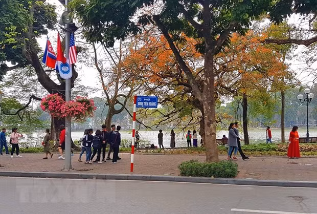 Hoi nghi Thuong dinh My-Trieu: Nganh du lich Viet Nam 'dac loi?' hinh anh 4Sắc lá đỏ của những hàng cây ven hồ Hoàn Kiếm thủ đô Hà Nội. (Ảnh: Ngọc Hà/TTXVN)