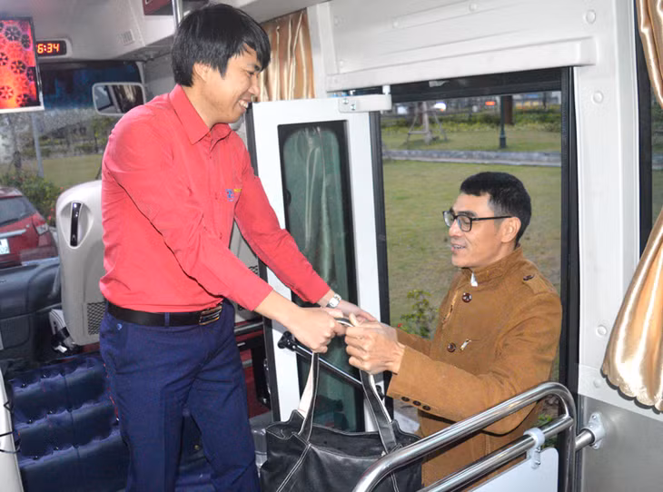 Nụ cười thân thiện của nhân viên tuyến xe buýt miễn phí Hạ Long – sân bay Vân Đồn.
