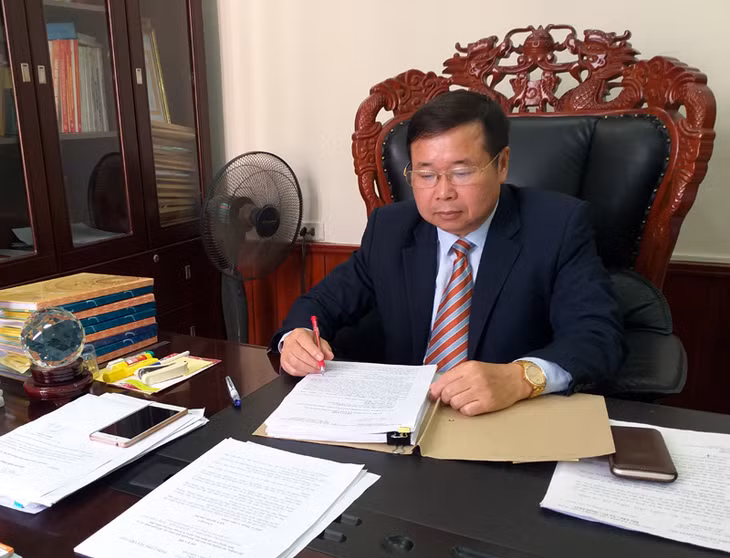 Chánh án TAND TP Hạ Long đang nghiêm cứu hồ sơ vụ án hình sự