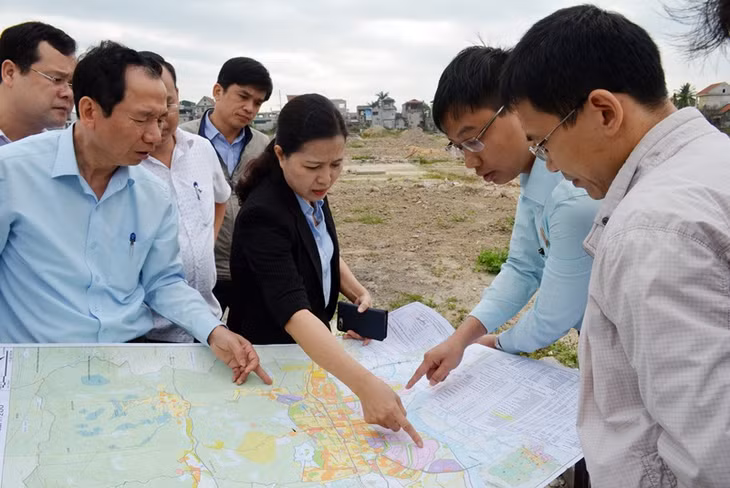Đoàn giám sát kiểm tra thực hiện dự án sử dụng đất trên địa bàn TP Uông Bí.