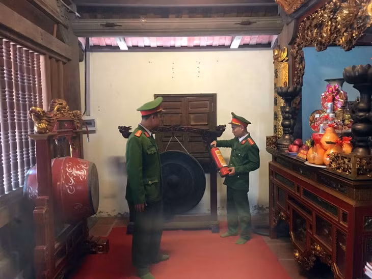 Kiểm tra công tác PCCC tại các đền, chùa trước mùa lễ hội.